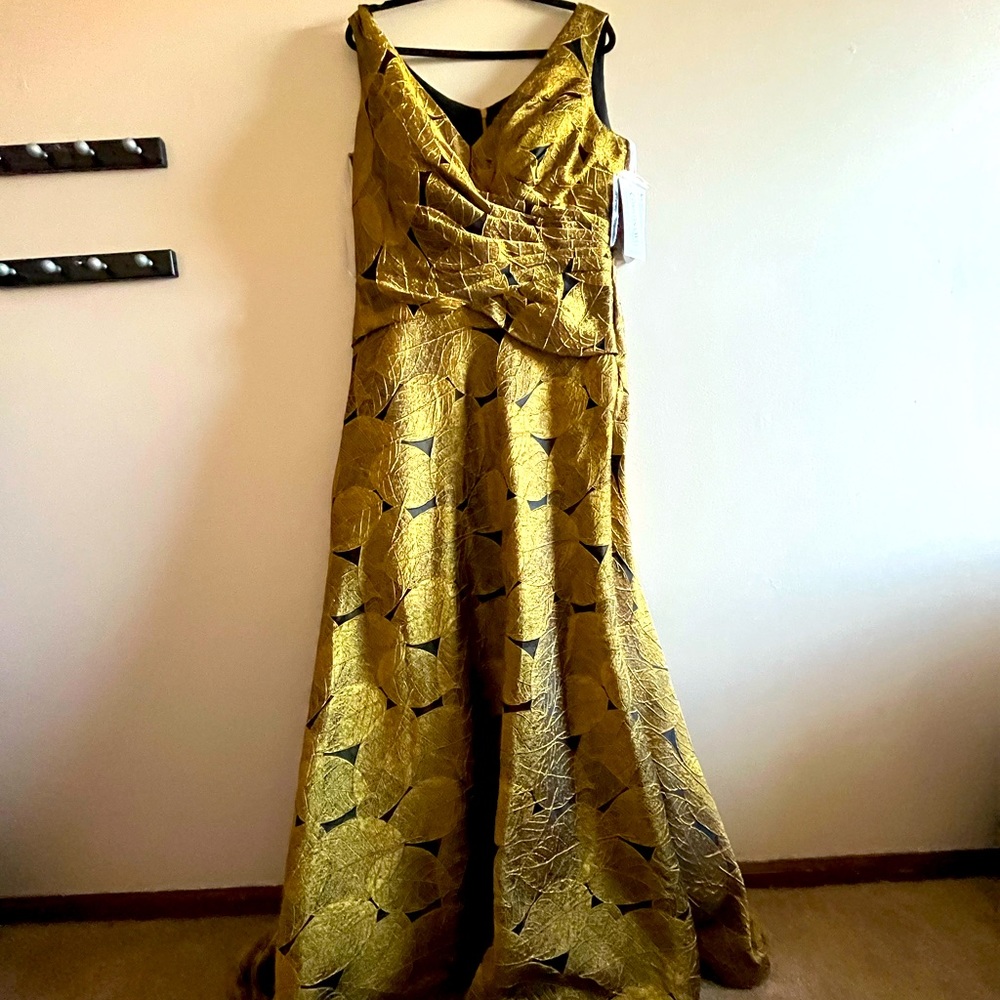 Christine Wu beautiful brand new gold and black gown . Never worn .